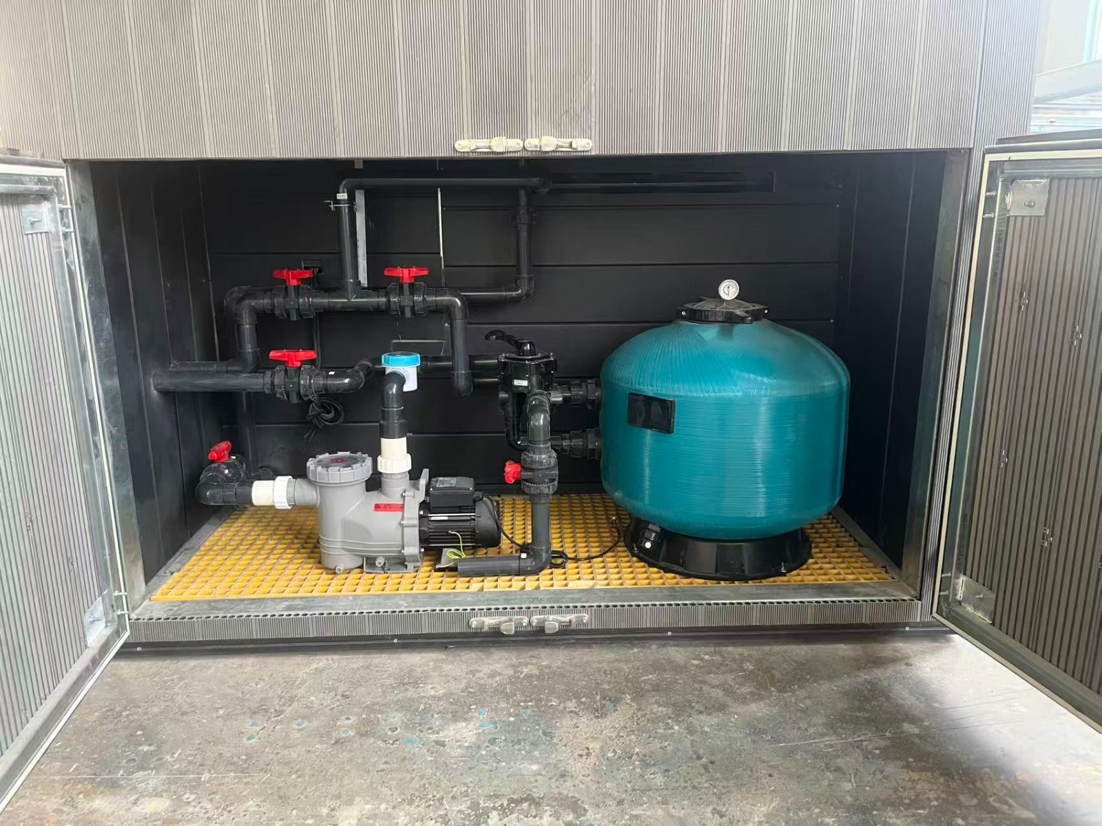 Factory equipment bay with pump and filtration